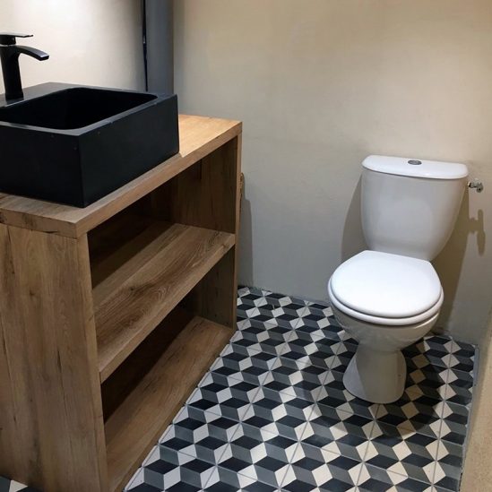 salle de bain avec des carreaux de ciment 3d