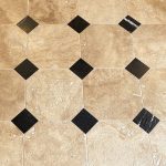 Dallage en travertin beige à cabochon