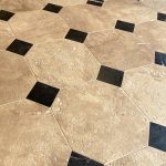 Dallage en travertin beige avec des cabochon en marbre