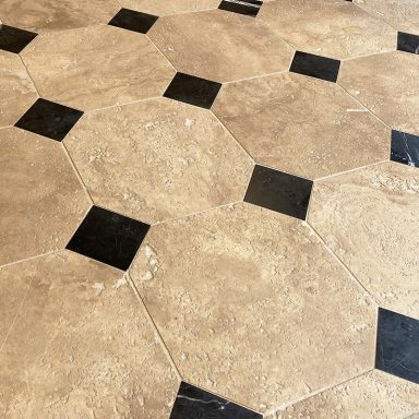 Dallage en travertin beige avec des cabochon en marbre