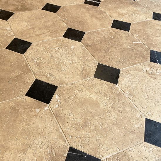 Dallage en travertin beige avec des cabochon en marbre