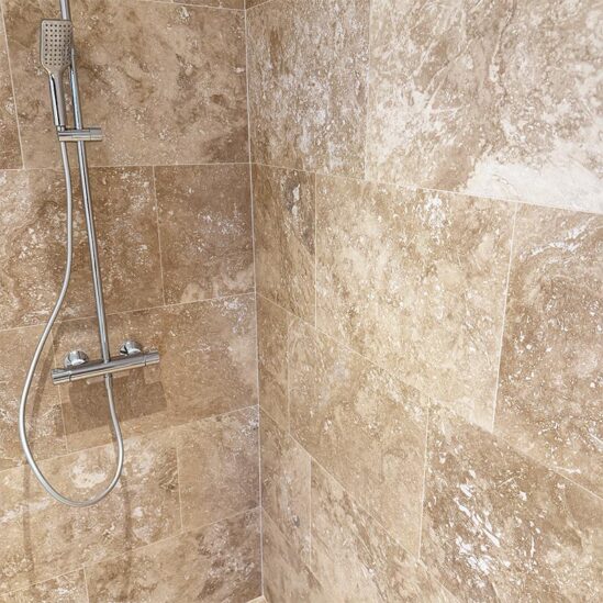 Dallage en Travertin finition rebouché dans une douche