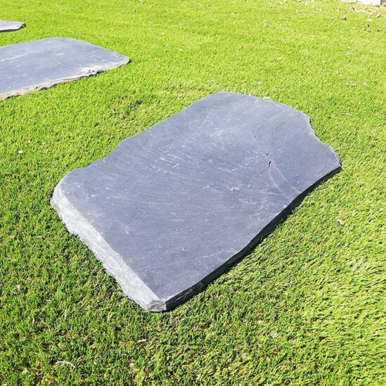 Détail d'un pas japonais irrégulier en ardoise noir