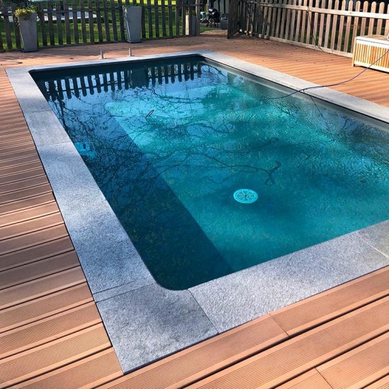 Margelle en pierre bleue bouchardé sur une piscine