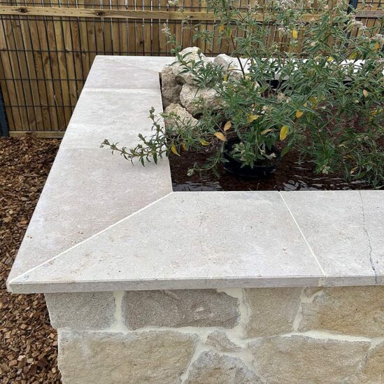 Margelle pierre du sinai sablé brossé dans un aménagement de jardin