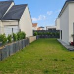 jardin avec des palis schiste scié