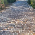 jardin avec des pavés grès brun