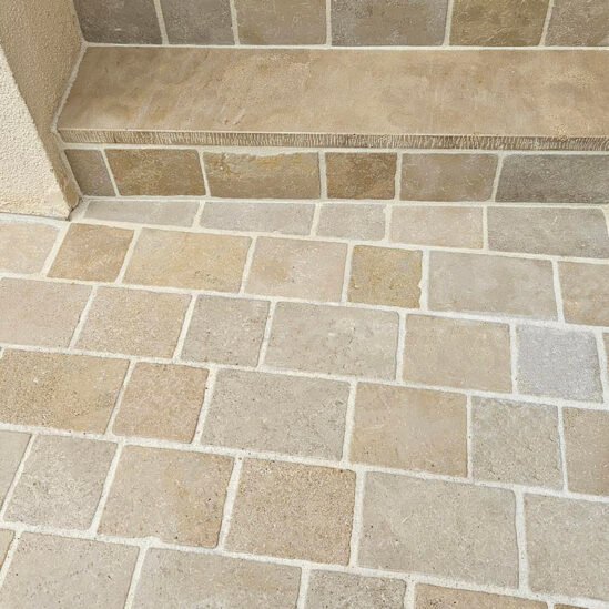 Pavés en mera beige pour la réalisation d'une entrée
