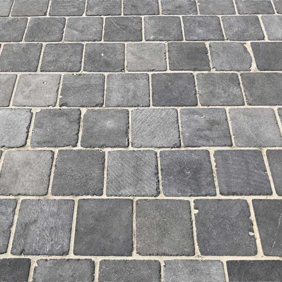 Pavés en pierre bleue patinée en extérieur