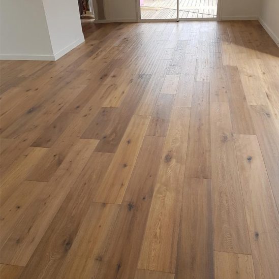 pièce avec le parquet brousse contrecollé