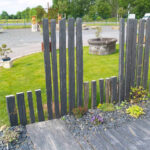 Comparaison des piquets en schiste brut et scié