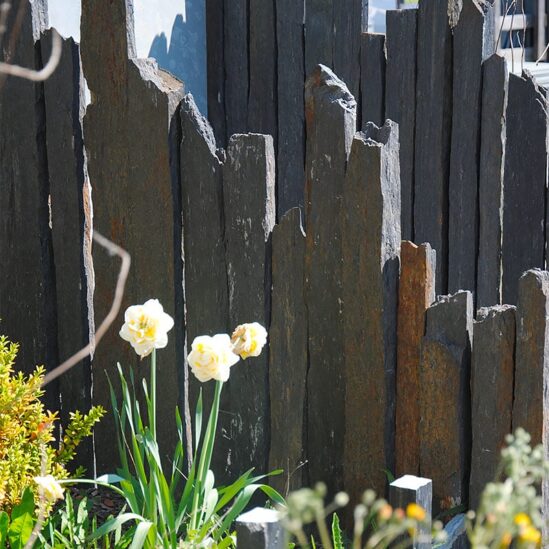 Piquets de schiste avec différents bouts brut