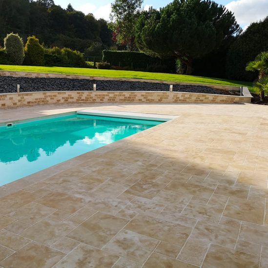 Piscine en pierre calcaire beige mera