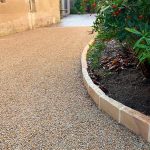 Réalisation en bordure grès clair