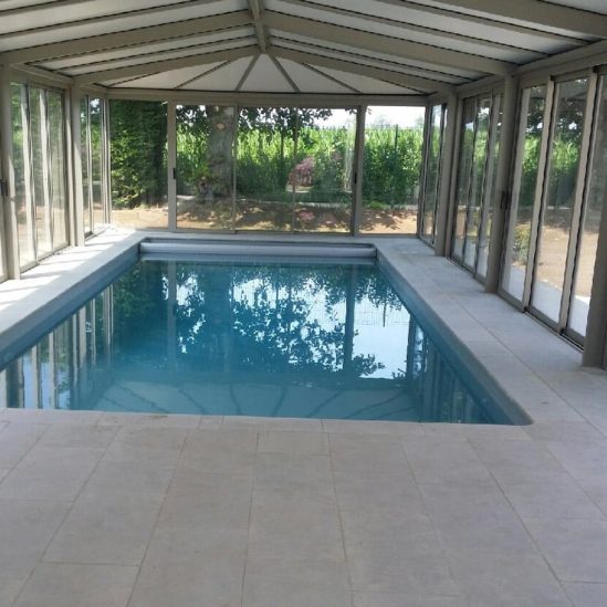 réalisation piscine avec des margelles mera gris
