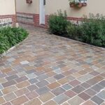 réalisation d'une allée en pavés grès kandla multicolore