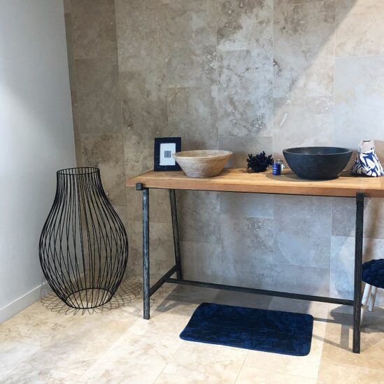 Salle de bain avec du travertin rebouché poli