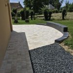 Terrasse en pavés travertin aurore vieilli