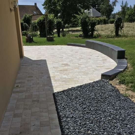 Terrasse en pavés travertin aurore vieilli