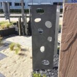 Totem en ardoise cancale dans une réalisation