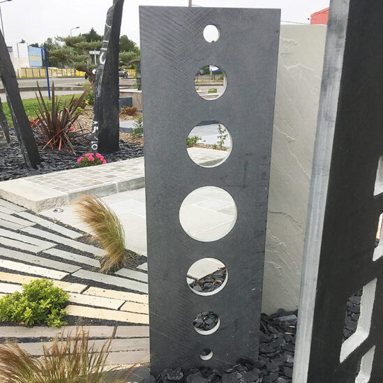 Totem en ardoise crozon dans une réalisation