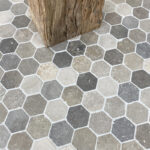 Dallage hexagonal beige et gris