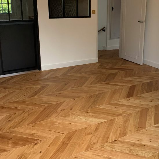 pièce avec du chêne naturel