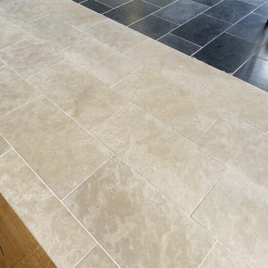 Dallage mera beige à l'intérieur de notre showroom