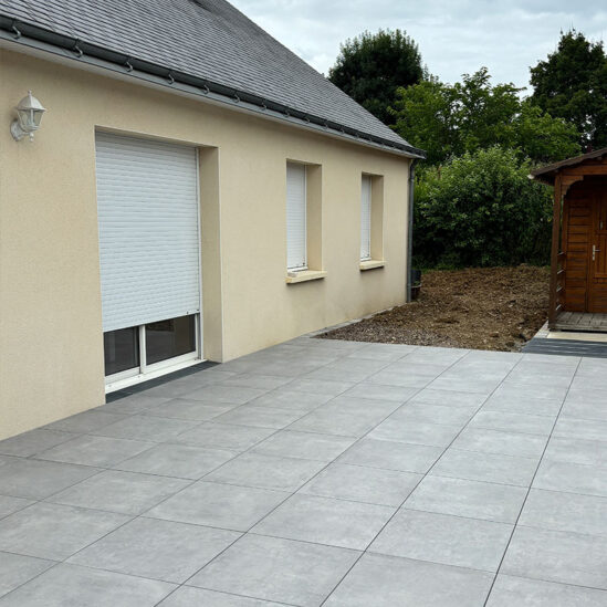 Terrasse sur plot avec notre Grès cérame fast gris