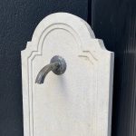 Bec verseur de la fontaine murale