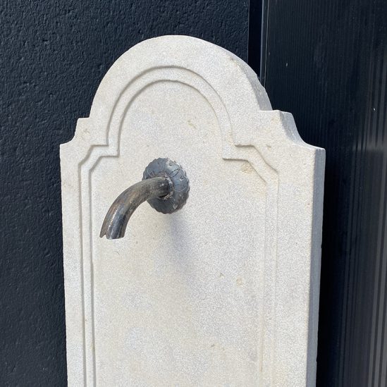 Bec verseur de la fontaine murale