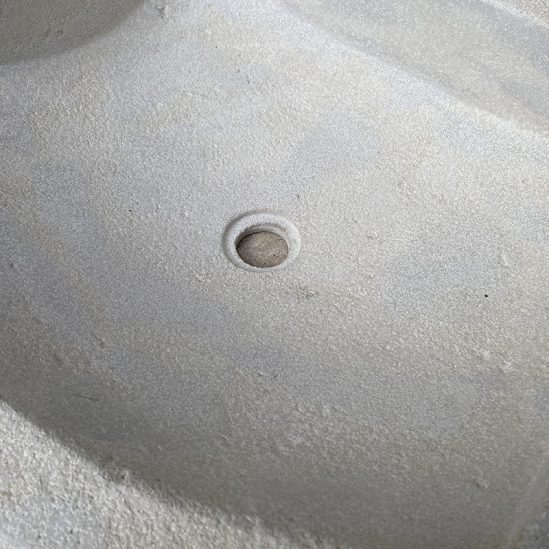 Intérieur de la fontaine naturelle en pierre