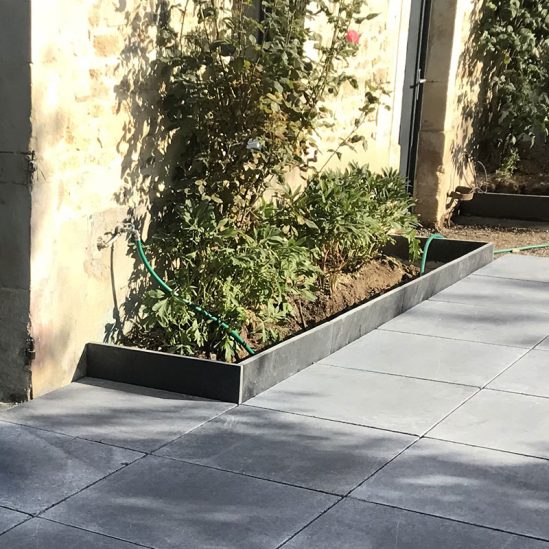 Réalisation d'une bordure en basalte dans un jardin