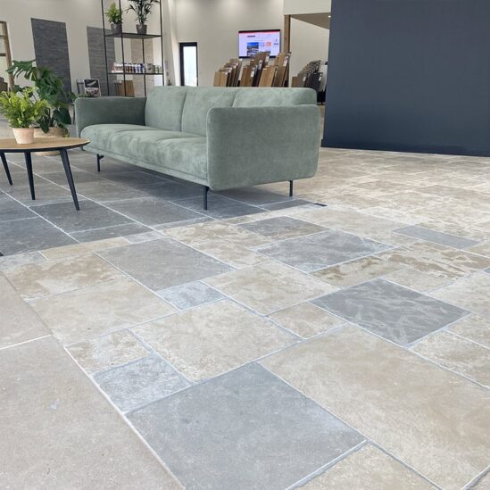 Dallage mera Bayard vieilli posé dans notre showroom