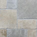 Détails de la pierre Mera Bayard avec des joints gris
