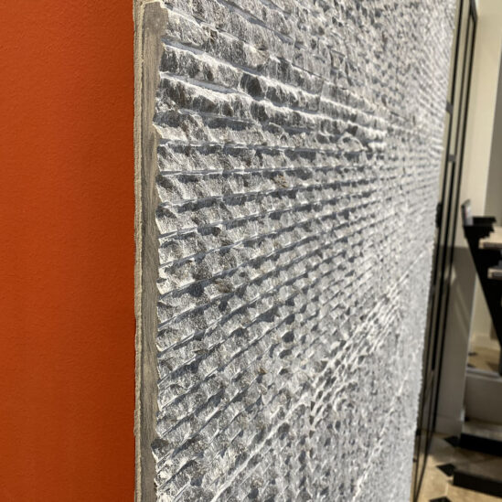 Parement Alia collé en intérieur sur un mur