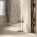 Elysian Desert Stone format 60x60 cm dans une salle de bain