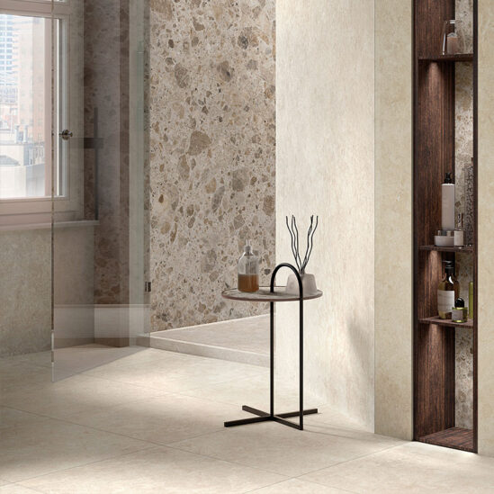Elysian Desert Stone format 60x60 cm dans une salle de bain