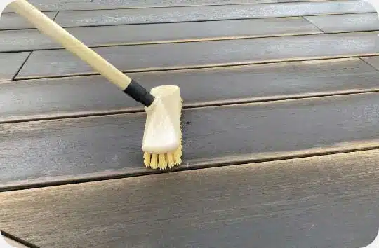 étape 1 préparation de la surface avec un balais brosse