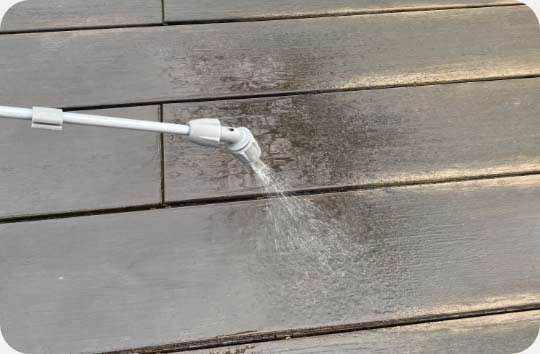 étape 2 humidifier les lames de la terrasse