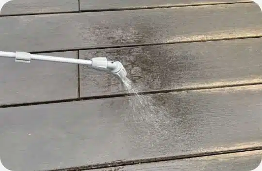 étape 2 humidifier les lames de la terrasse