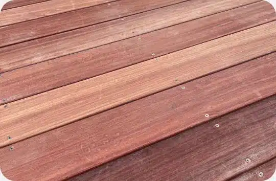 lames de terrasse en bois exotique en vue rapprochée