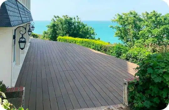 terrasse en bois exotique propre