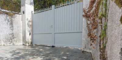 entrée de maison en pavés grès gris