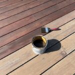Saturateur Sikkens de Moso sur une terrasse Bambou