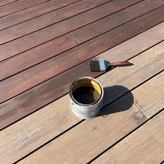 Saturateur Sikkens de Moso sur une terrasse Bambou