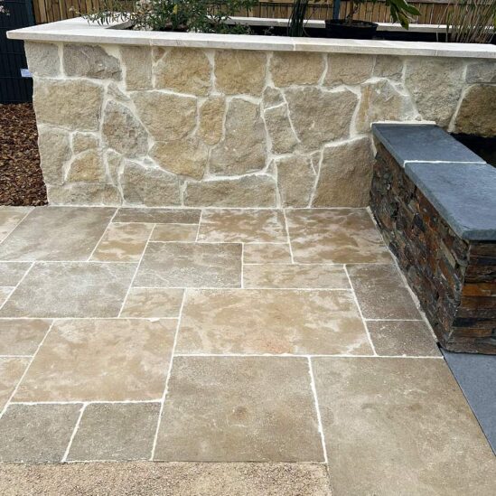 Dallage mera beige métisse en aménagement de jardin dans une expo