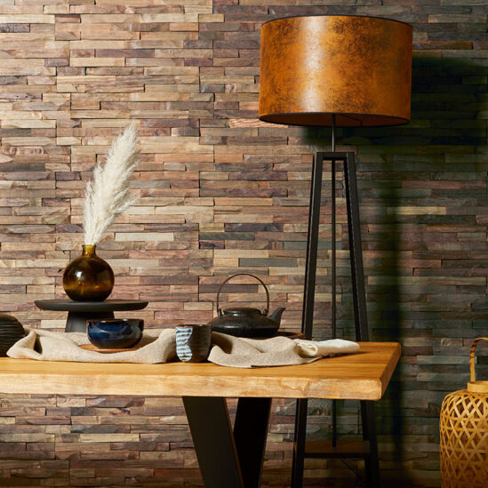 Intérieur avec du parement en bois flotte