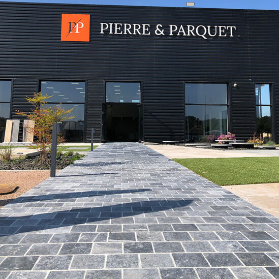 Entrée d'un magasin Pierre et Parquet avec les pavés Alia sablé brossé