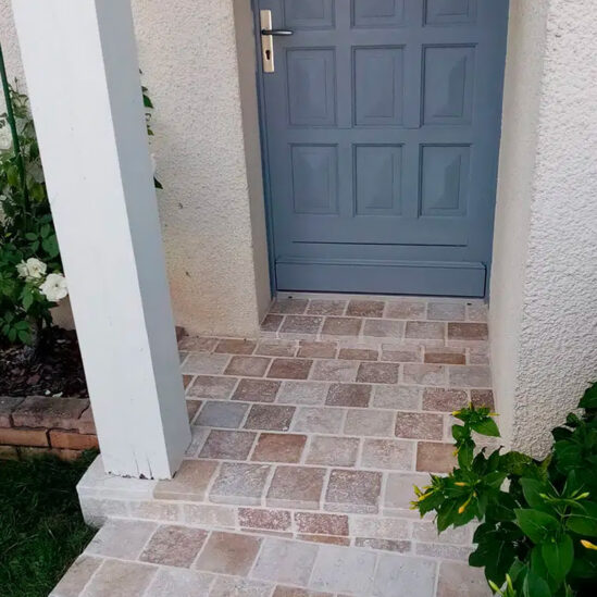 Entrée de maison avec porte et sol en tarvertin mix
